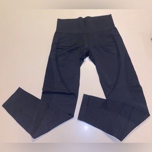 Black Performance Hi-Rise 7/8 24” Size Large